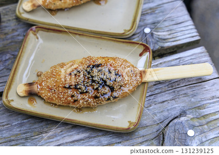 白川鄉特產五平麻糬，帶有甜辣醬油和芝麻的味道 131239125