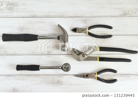 白色木質背景上排列的工具 131239445