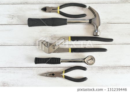 白色木質背景上排列的工具 131239446