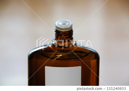 打開含有女性荷爾蒙的無香型生髮產品瓶 131240933