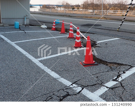 Earthquake caused by earthquake Earthquake caused by earthquake 131240990