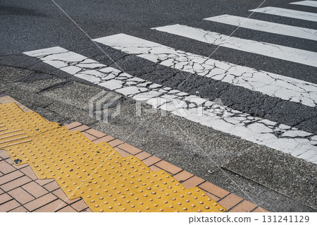 行人穿越道:瀝青路面出現裂縫 行人穿越道:瀝青路面出現裂縫 131241129