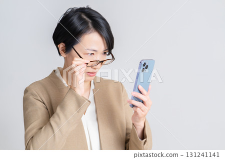 觀看智能手機的婦女 觀看智能手機的婦女 131241141