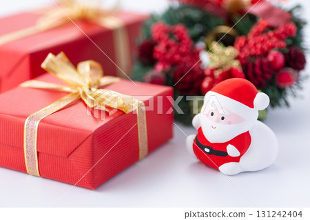 Christmas wreath and santa claus 131242404