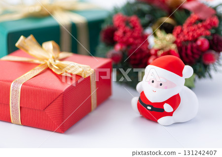 Christmas wreath and santa claus 131242407