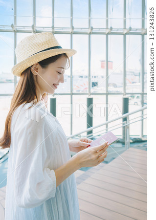 一名乘坐遊輪出國旅行的女子 131243826