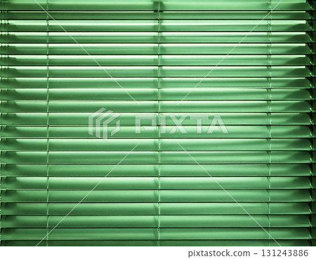 關閉的百葉窗的紋理和光的陰影。 131243886