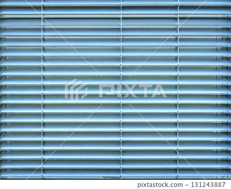 關閉的百葉窗的紋理和光的陰影。 131243887