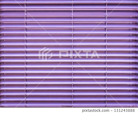 關閉的百葉窗的紋理和光的陰影。 131243888