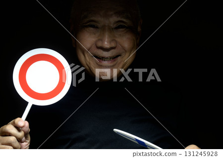 老人舉著復選標記和十字標誌 老人舉著復選標記和十字標誌 131245928