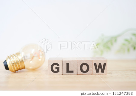 帶有複製空間的燈泡和 GLOW 字母塊。 131247398