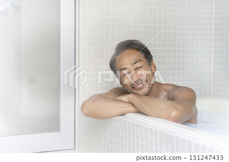 一位 60 多歲的男子正在洗澡 一位 60 多歲的男子正在洗澡 131247433