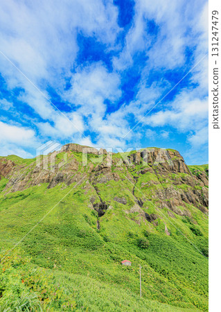 從禮文島桃台貓台眺望雄偉的岩石峭壁和夏日天空 131247479