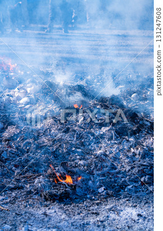 【冬季素材】小年期間的例行活動「丼土燒」【長野縣】 131247608