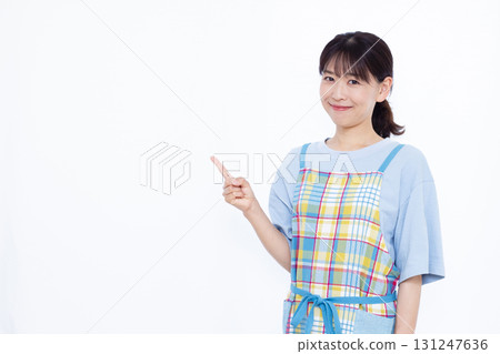家庭主婦豎起食指 131247636