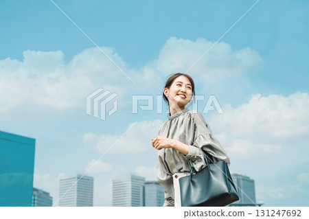 一個年輕的職業女性的肖像 一個年輕的職業女性的肖像 131247692