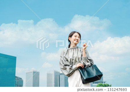 一個年輕的職業女性的肖像 一個年輕的職業女性的肖像 131247693