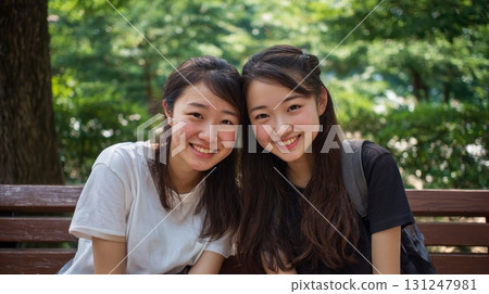 兩個友好的女孩坐在長凳上 2 131247981