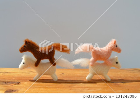 羊毛氈馬重疊 羊毛氈馬重疊 131248096