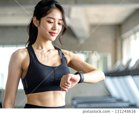 女人看著智慧手錶 女人看著智慧手錶 131248616