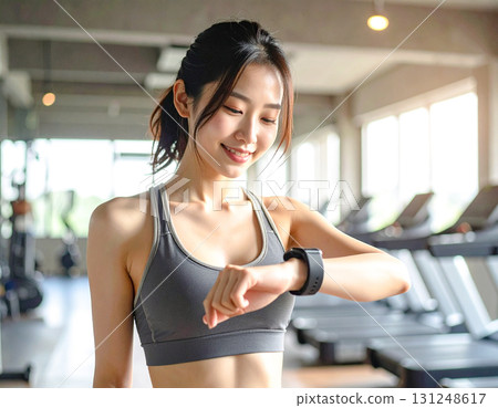 女人看著智慧手錶 女人看著智慧手錶 131248617