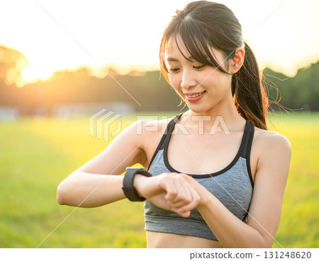 女人看著智慧手錶 女人看著智慧手錶 131248620