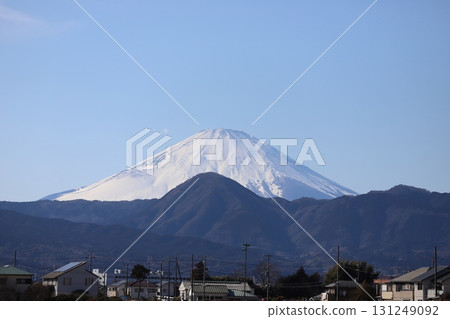 A beautiful scene of Mt. Fuji and Mt. Yagura overlapping 131249092