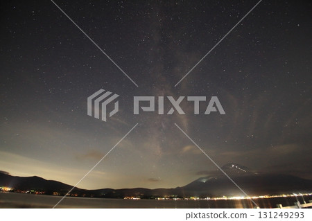 夏日夜空中閃耀的銀河 夏日夜空中閃耀的銀河 131249293