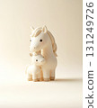 一個簡單的馬媽媽和馬寶寶的小雕像 131249726
