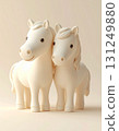 幾匹像泥塑一樣的白馬 131249880