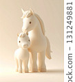 一匹泥土般的白馬和它的孩子 131249881