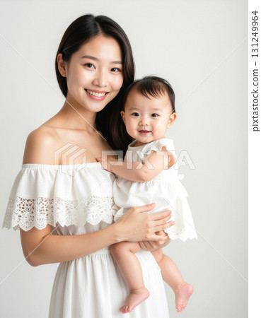抱著嬰兒的年輕女子 抱著嬰兒的年輕女子 131249964
