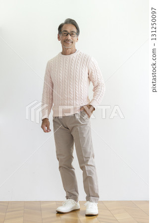 一名60多歲的男子對著鏡頭微笑 一名60多歲的男子對著鏡頭微笑 131250097