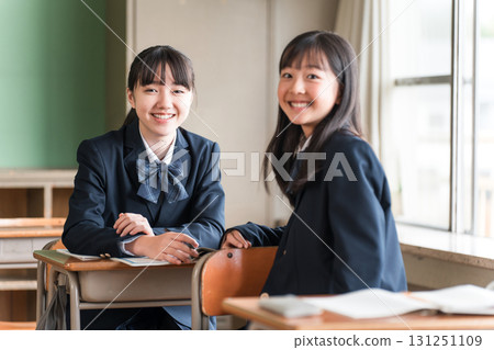 小學、國中、高中學生在上課和課間休息時,在學校教室裡與朋友、同學、同學聊天 小學、國中、高中學生在上課和課間休息時,在學校教室裡與朋友、同學、同學聊天 131251109