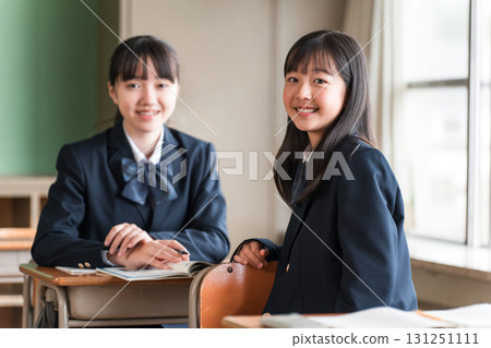 Elementary school, junior high school, and high school students talking with friends, classmates, and classmates in a school classroom during class and during breaks Elementary school, junior high school, and high school students talking with friends, classmates, and classmates in a school classroom during class and during breaks 131251111