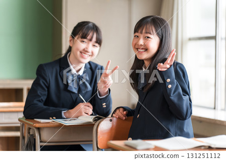 Elementary school, junior high school, and high school students talking with friends, classmates, and classmates in a school classroom during class and during breaks Elementary school, junior high school, and high school students talking with friends, classmates, and classmates in a school classroom during class and during breaks 131251112