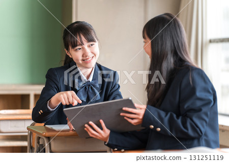 身穿校服的國中和高中女生使用平板電腦學習 131251119