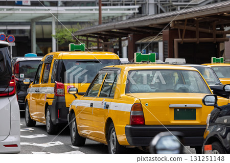 一輛黃色計程車在車站前等候乘客 一輛黃色計程車在車站前等候乘客 131251148