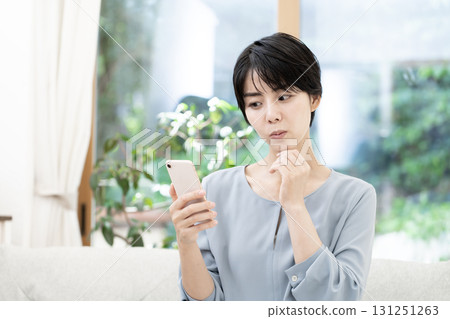 使用智能手機的少婦 131251263