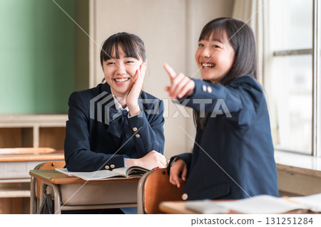 小學、國中、高中學生在上課和課間休息時,在學校教室裡與朋友、同學、同學聊天 小學、國中、高中學生在上課和課間休息時,在學校教室裡與朋友、同學、同學聊天 131251284