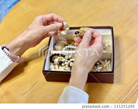 女人的手拿著一盒配件 女人的手拿著一盒配件 131251293