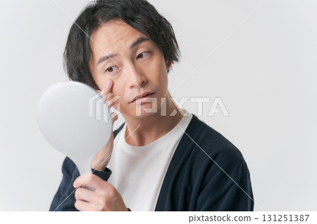 A man seeing a mirror 131251387