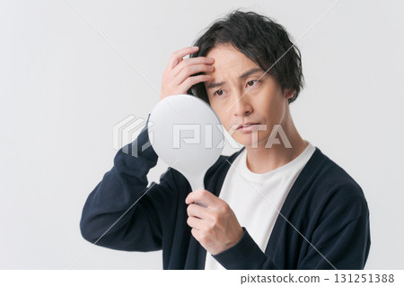 A man seeing a mirror 131251388