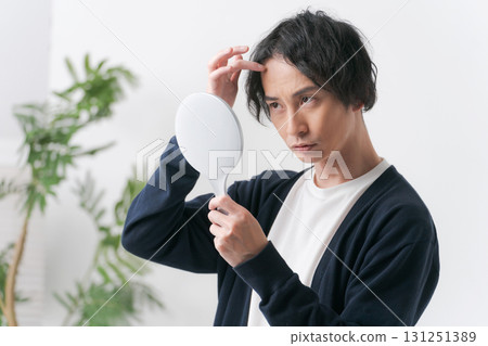 A man seeing a mirror 131251389