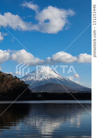 Mount Fuji and Lake Shojiko in winter with clouds floating in the blue sky Mount Fuji and Lake Shojiko in winter with clouds floating in the blue sky 131251446
