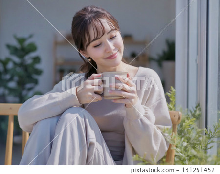 女人在房間休息 生成式人工智慧 131251452