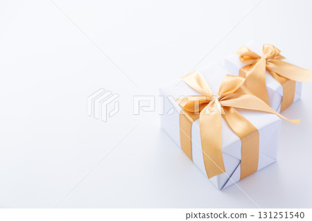 帶有金絲帶的白色禮物 帶有金絲帶的白色禮物 131251540