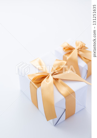 帶有金絲帶的白色禮物 131251635