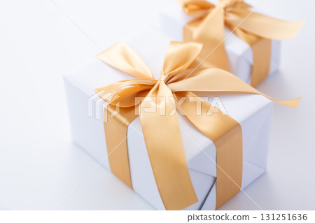 帶有金絲帶的白色禮物 帶有金絲帶的白色禮物 131251636