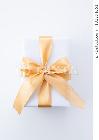帶有金絲帶的白色禮物 帶有金絲帶的白色禮物 131251651